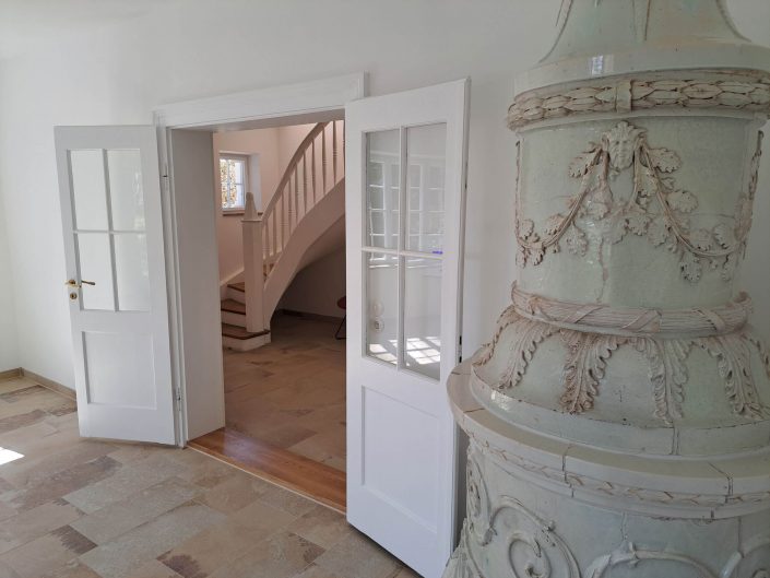 Haus am Se – Detail Wohnzimmer mit Kacheloffen